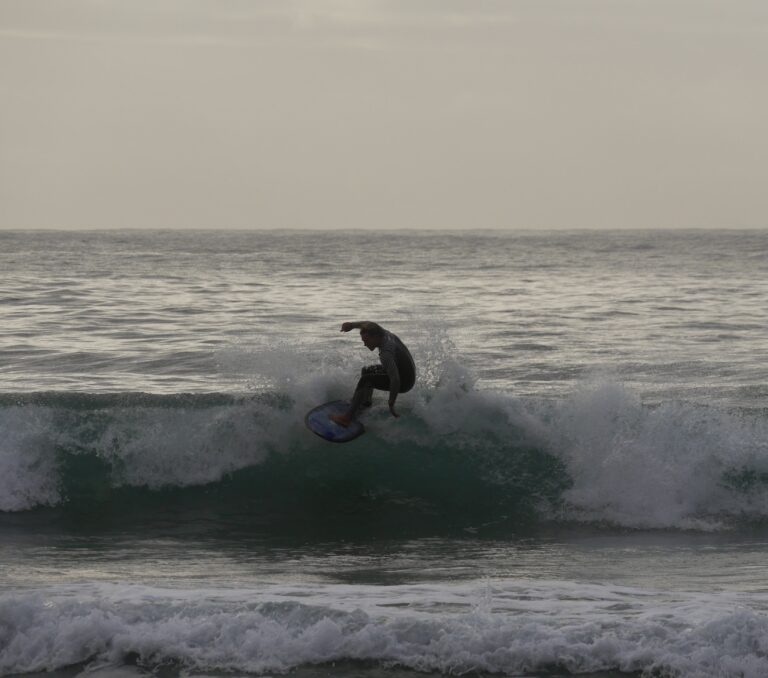 Twin fin surfing surf guide algarve in sagres