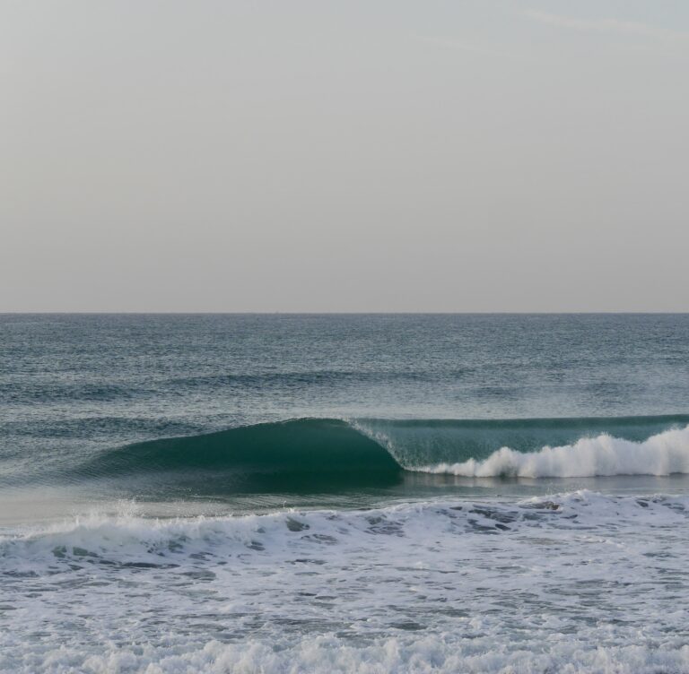 empty glassy waves surf guide algarve