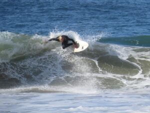 surfing heavy waters with surf guide algarve