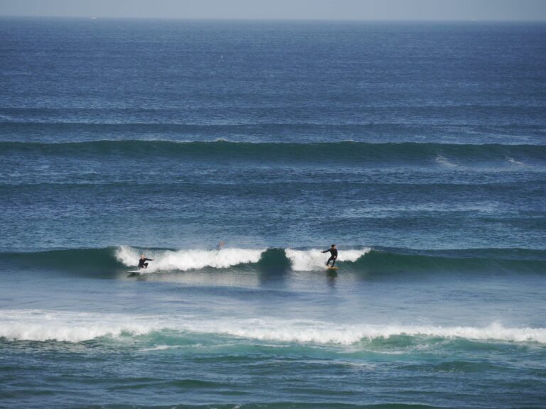 friends sharing A frame wave surf guide algarve