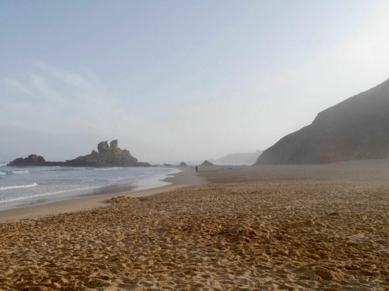 praia castelejo empty fisherman bom dia surf guide algarve