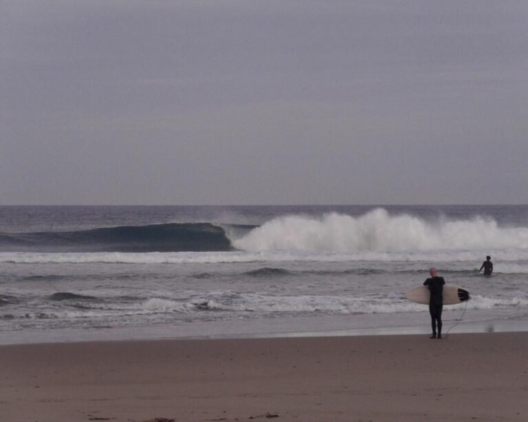 perfect waves surf guide algarve entering the water