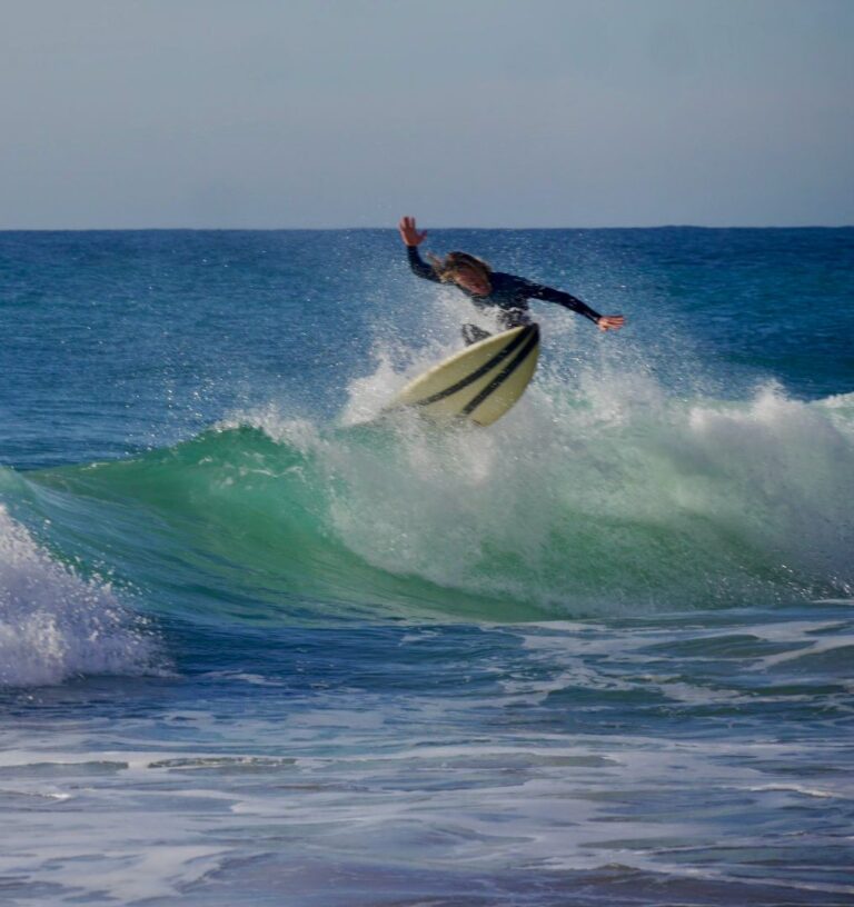 mr surf guide algarve hitting the lip at cabanas velhas