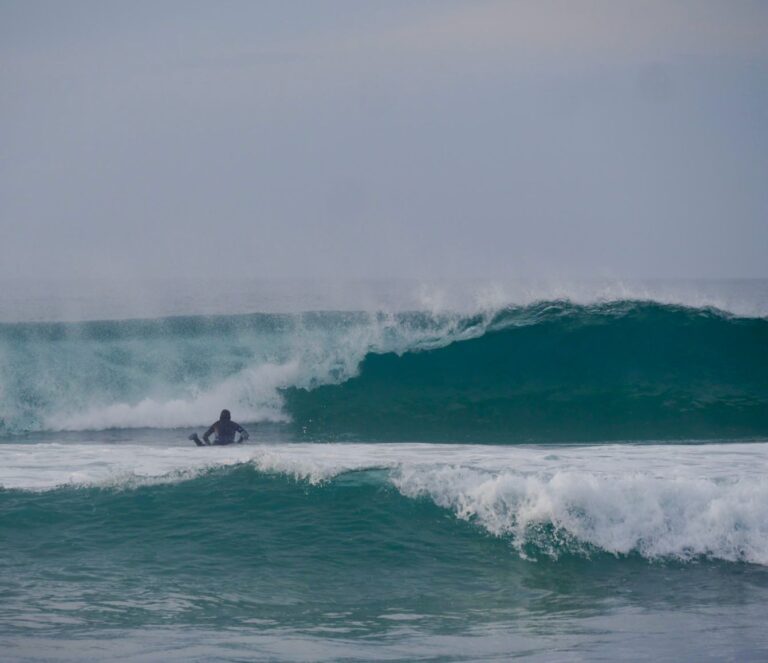 almost at the right spot at the right time surf guide algarve