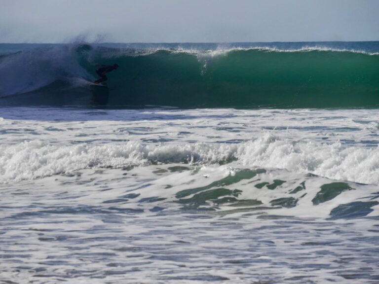 hawaiian surf guide algarve guest going deep at beliche