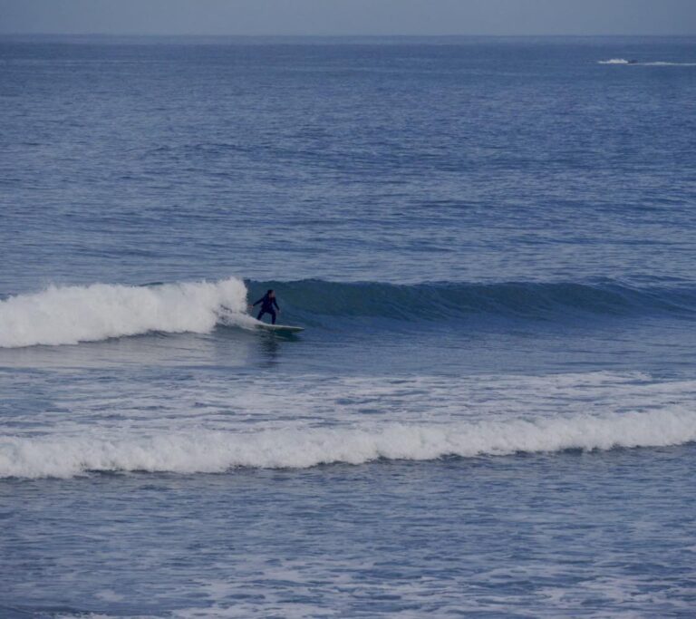 surf guide algarve guest going left on a perfect wave