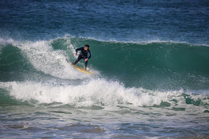 the OG surf guide algarve guest going left