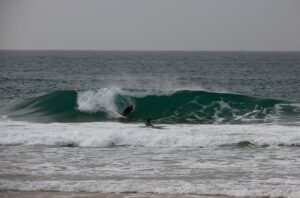 backside-barrel-on-the-head-surf-guide-algarve-grabbing-rail